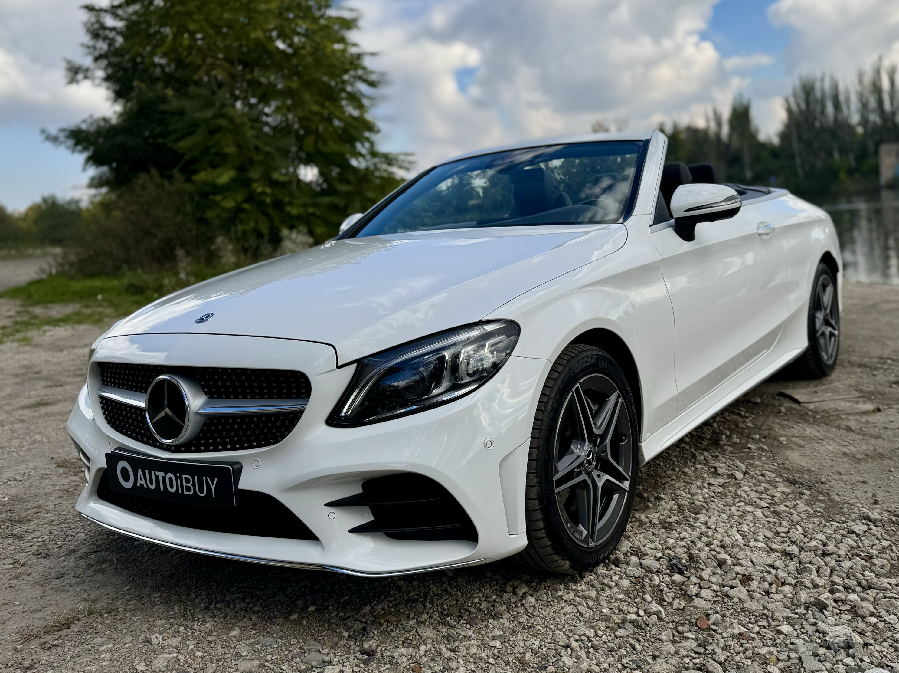 MERCEDES C CABRIO 300d AMG | české ojeté auto skladem | stylový naftový kabriolet 245 koní | automat | pohon zadních kol | bílá s černou látkovou stahovací střechou | černý interiér alcantara / kůže | super výbava | skvělá cena | nákup online AUTOiBUY.com